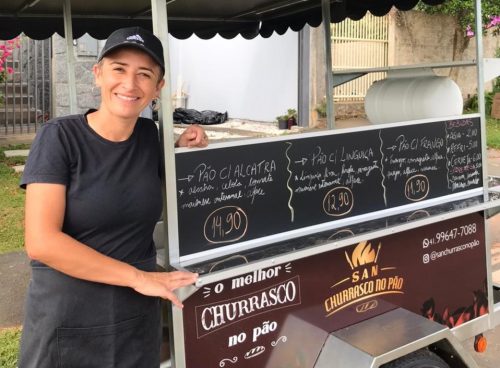 Professora garante sustento na pandemia vendendo churrasco no pão