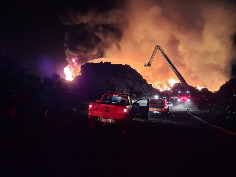 Combate a incêndio na Gerdau já consumiu 1 milhão de litros de água e fogo persiste