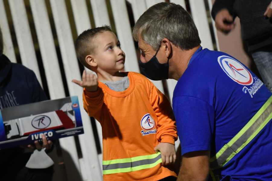 Garotinho que presenteou coletores de lixo na Páscoa, ganha uma surpresa, O Popular do Paraná