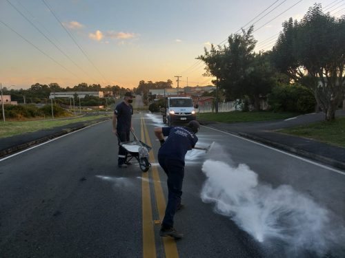 Carro derruba óleo na pista. Prefeitura e Bombeiros se mobilizam para evitar acidentes de trânsito
