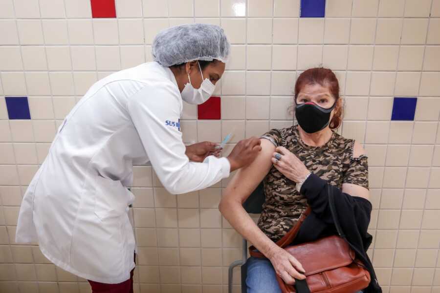 Vacinação de idosos com 63 anos completos continua nesta terça-feira, 27