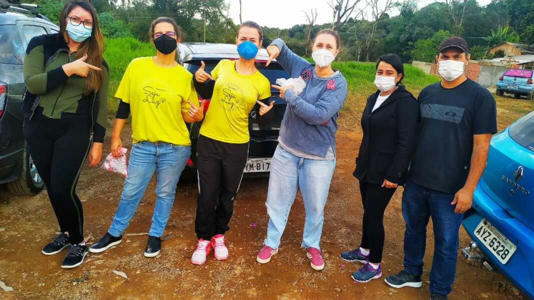 Famílias do Tupy recebem doações do projeto social Seja Luz