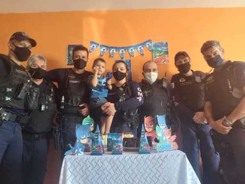 Garotinho se emociona ao receber visita da GM no seu aniversário