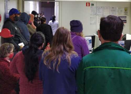 Superlotação em laboratório conveniado da Prefeitura gera protesto de pacientes