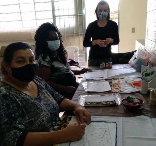 Mulheres assistidas pela ONG EVA fazem curso de pintura como terapia