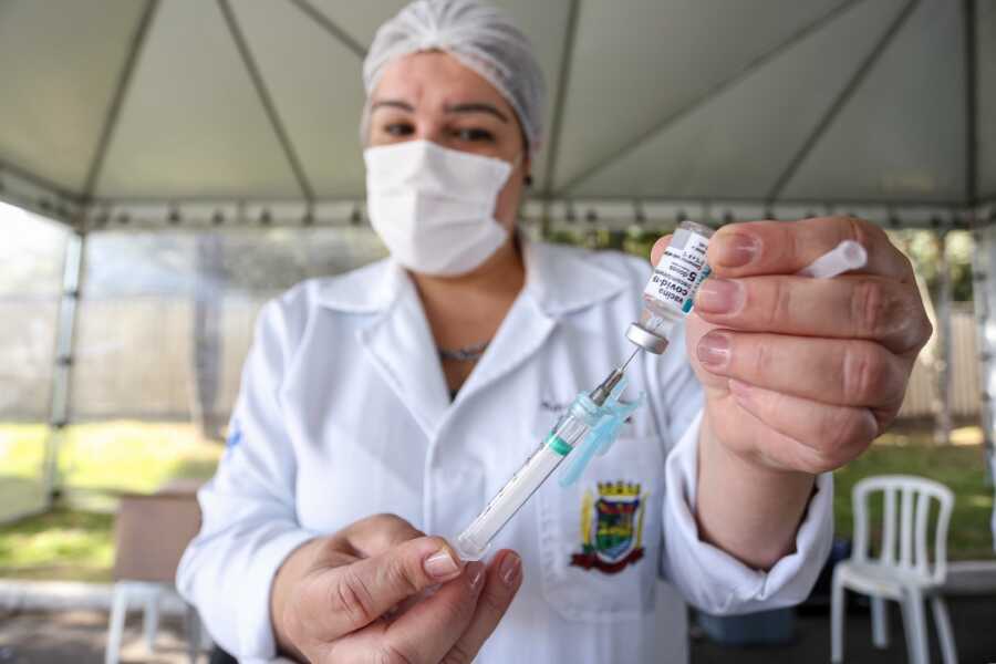 Sem doses, vacinação contra a Covid é temporariamente suspensa em Araucária