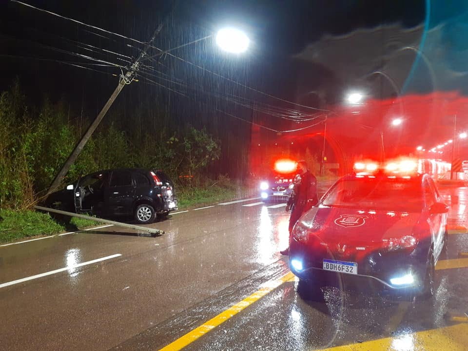 Motorista bate contra poste e abandona o veículo