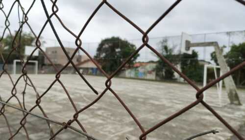 Moradores reclamam de más condições das ruas e da quadra esportiva