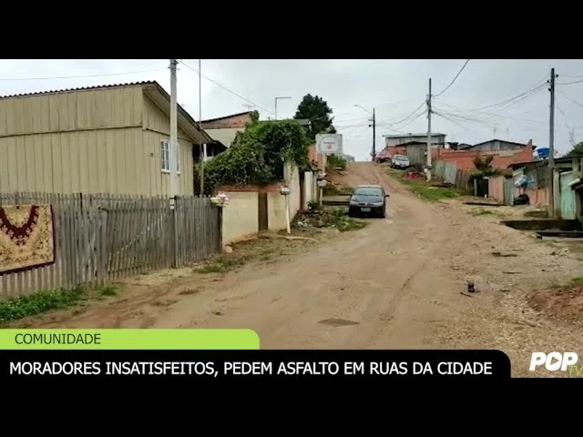 Moradores insatisfeitos, pedem asfalto em ruas da cidade