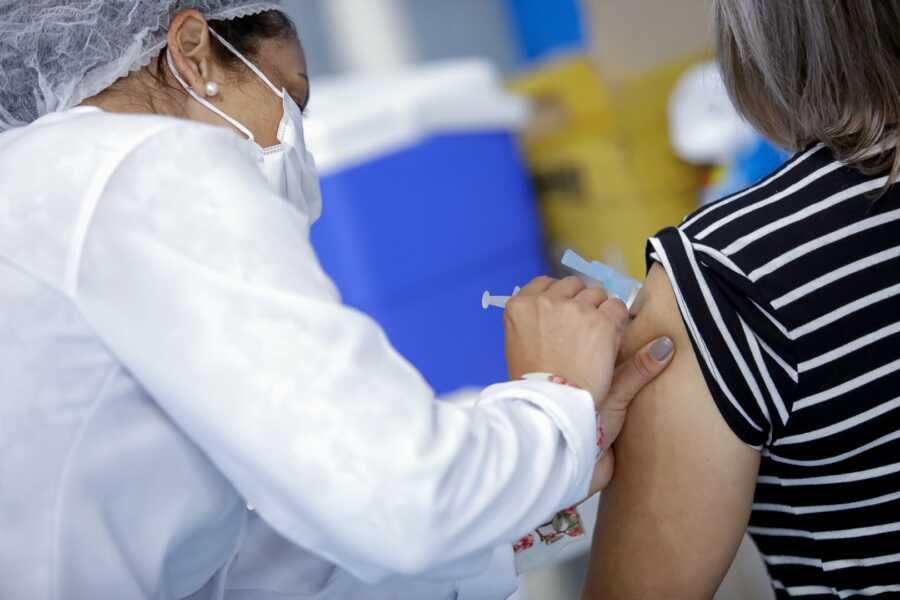 55% do público-alvo da vacina contra a Covid-19 já recebeu pelo menos uma dose