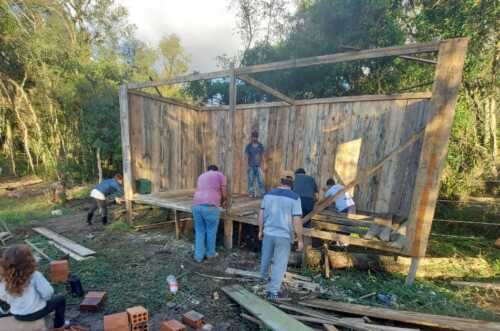 Voluntários começam a construir casa de família que vivia em barraca