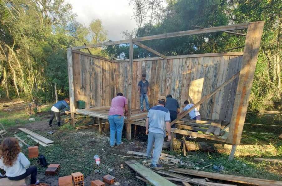 Voluntários começam a construir casa de família que vivia em barraca