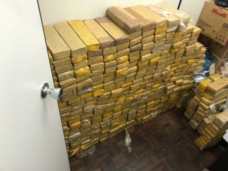 Polícia Civil de Araucária apreende caminhão com mais de 320 kg de maconha