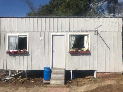 Família deixa de viver em barraca e vai morar em uma casa