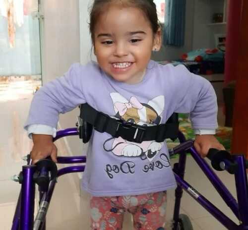 Família faz rifa para pagar tratamento da filha com lesão cerebral grave