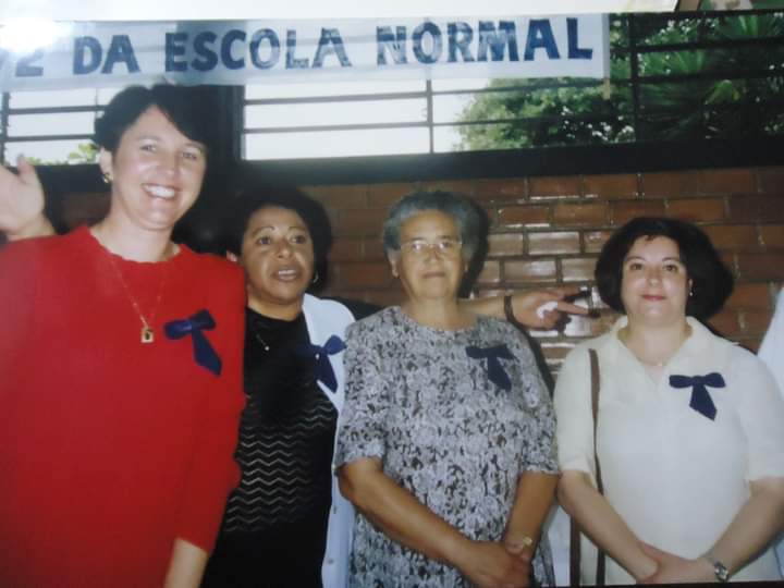 Amigos e familiares se despedem da professora Laura Ubaldino de Quadros em homenagem
