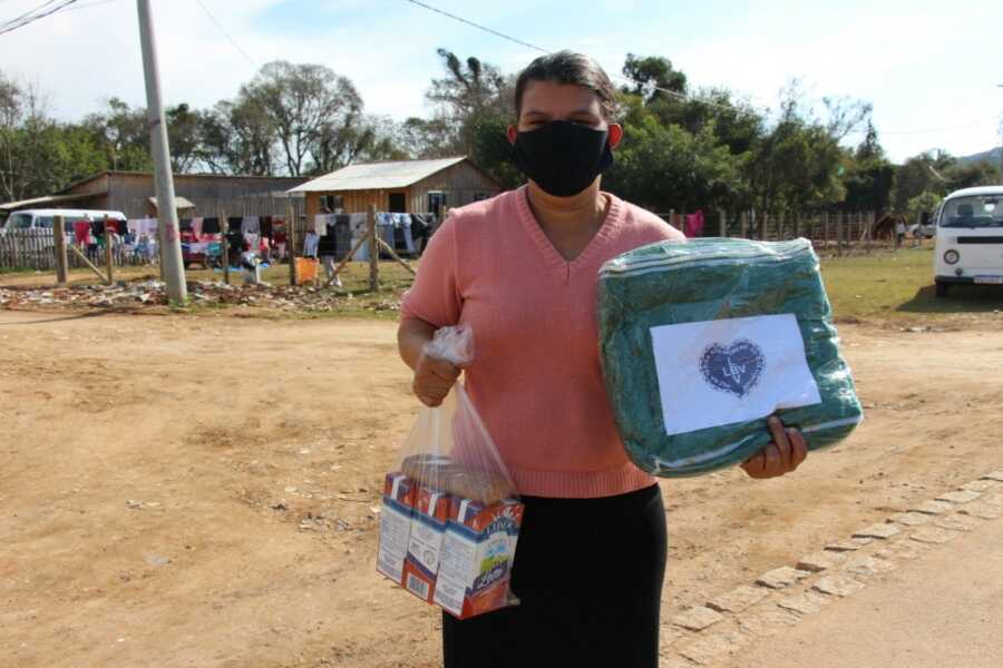 LBV aquece corações e entrega 160 cobertores em Araucária