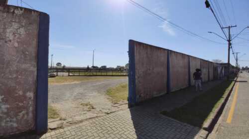 População diz que parte do muro que falta no Estádio Municipal impede jogos oficiais