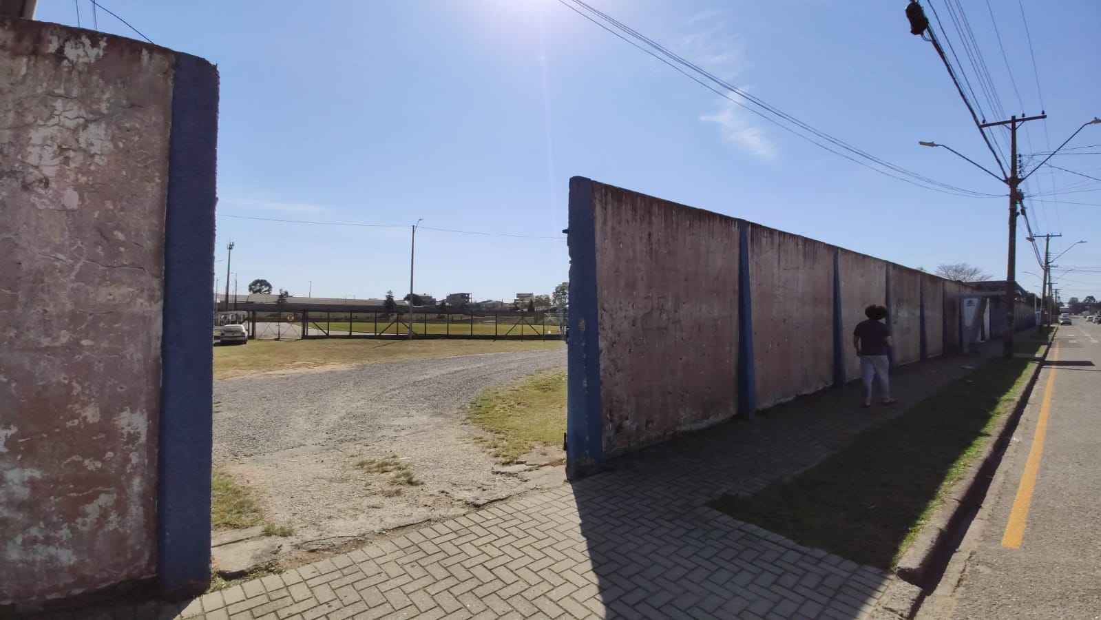 População diz que parte do muro que falta no Estádio Municipal impede jogos oficiais