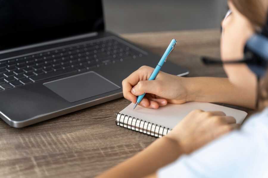 2 mil professores participam de formação para auxiliar alunos que precisam de reforço escolar