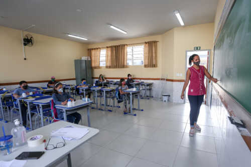 Alunos de três escolas municipais retornam às aulas em prédios novos