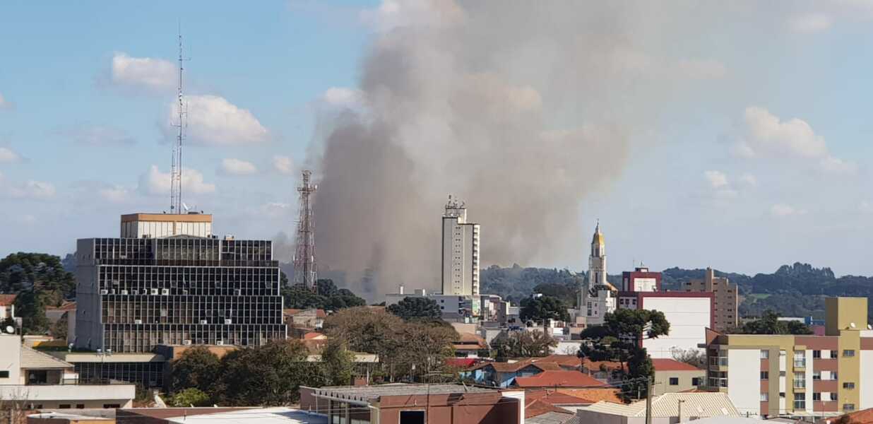 Nuvem de fumaça que paira sobre Araucária preocupa moradores
