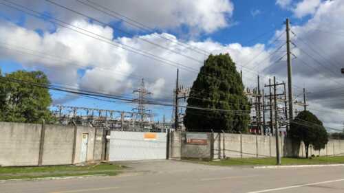 Moradora enfrenta problemas para conseguir luz na sua casa