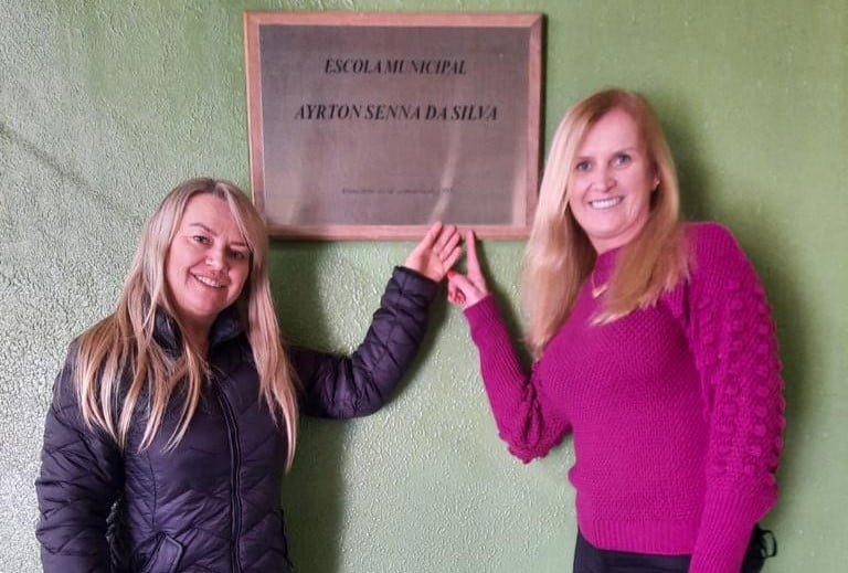 Escola Municipal Ayrton Senna presta homenagens a diretoras que se aposentaram