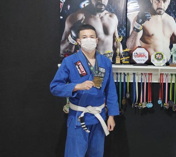 Lutador de jiu jitsu se prepara para disputar o Campeonato Mundial da modalidade