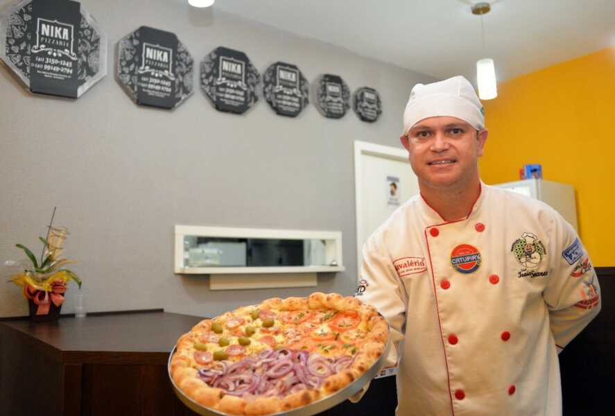 Massa e molho italianos garantem explosão de sabores nas pizzas da Nika Pizzaria