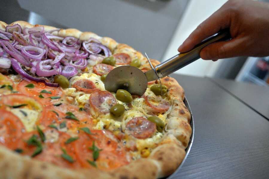Massa e molho italianos garantem explosão de sabores nas pizzas da Nika Pizzaria