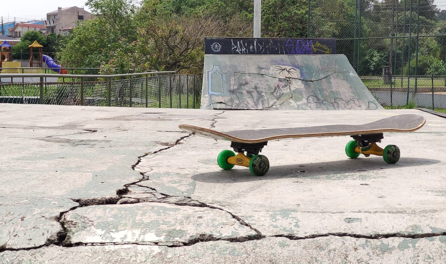Praticantes de skate e roller reclamam das condições da pista do Tayrá