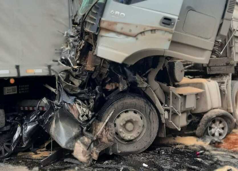 Engavetamento envolvendo 8 veículos deixa pelo menos 2 mortos na Rodovia do Xisto