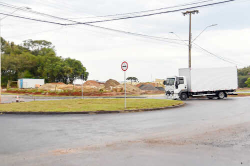 Motoristas reclamam da falta de área de giro em rotatória