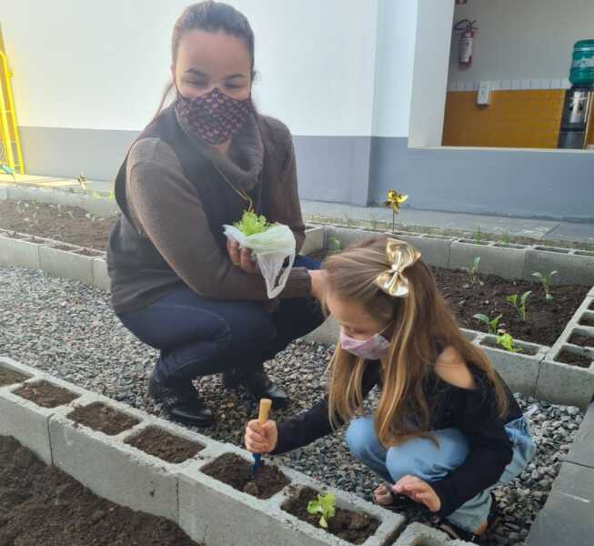 Crianças do CMEI Celia Bomfim Bialeski ganham horta escolar