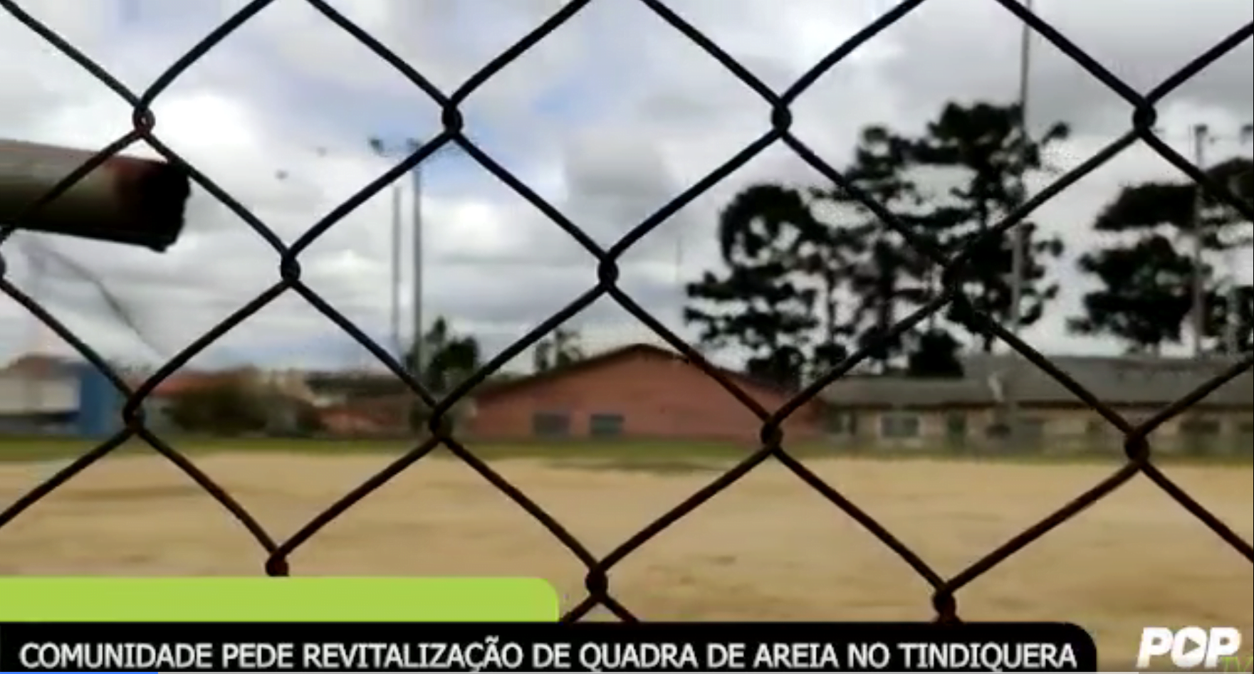 Comunidade pede revitalização de quadra de areia no Tindiquera