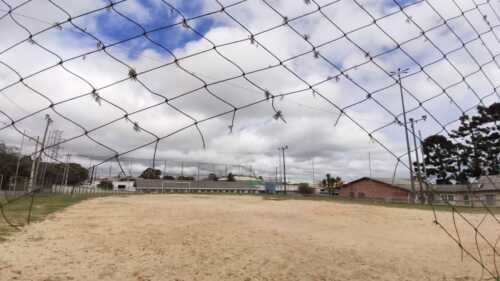 Comunidade pede revitalização de quadra de areia