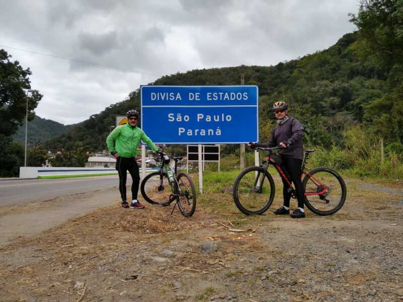 Dupla já pedalou por 24 cidades da RMC e conheceu suas histórias
