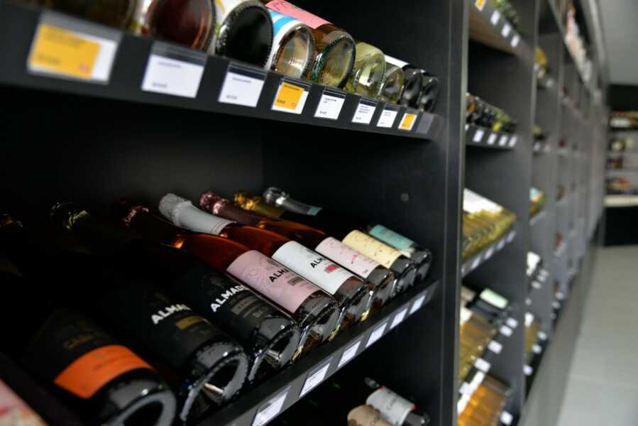 Empório Calderari inaugura primeira loja física com degustação de vinhos