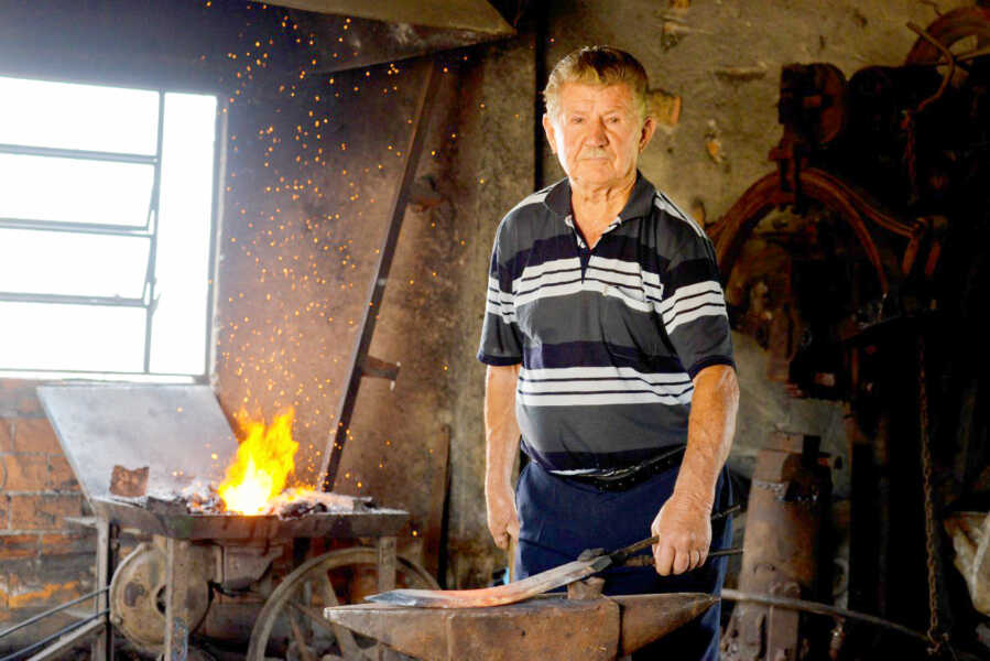 Prestes a completar 85 anos, senhor Baida segue trabalhando como ferreiro