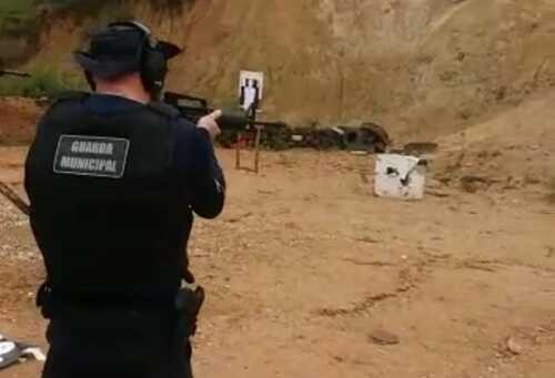 GMs participam de curso de instrução de armamento e tiro