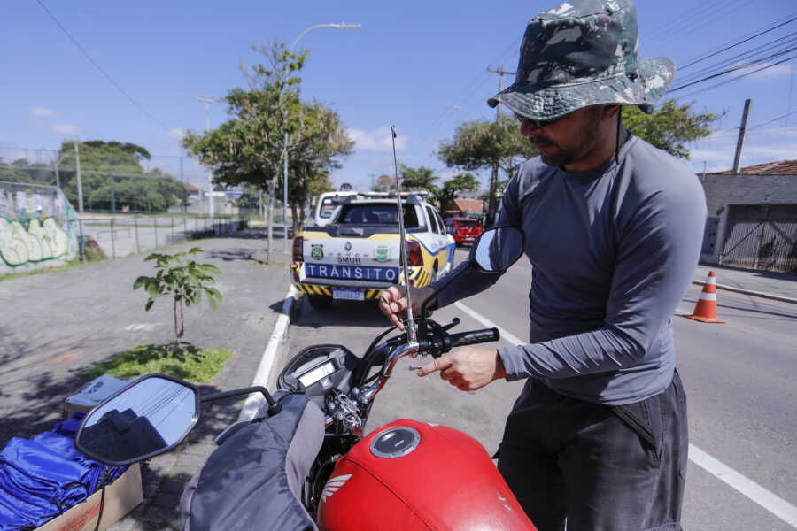Semana do Trânsito distribui antena anticerol aos motociclistas araucarienses