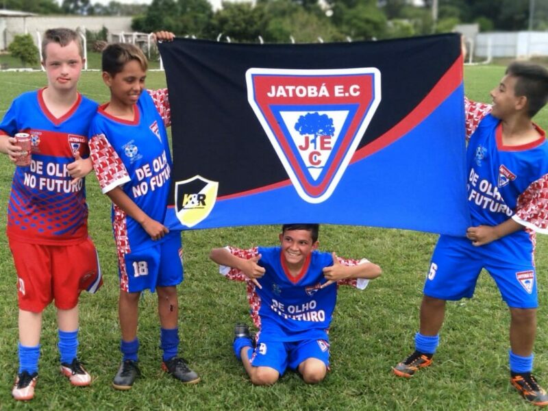 Jogador com Síndrome de Down emociona torcida em amistoso de crianças