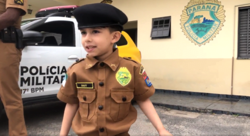 PM realiza sonho de criança que mandou cartinha pedindo uma farda de presente
