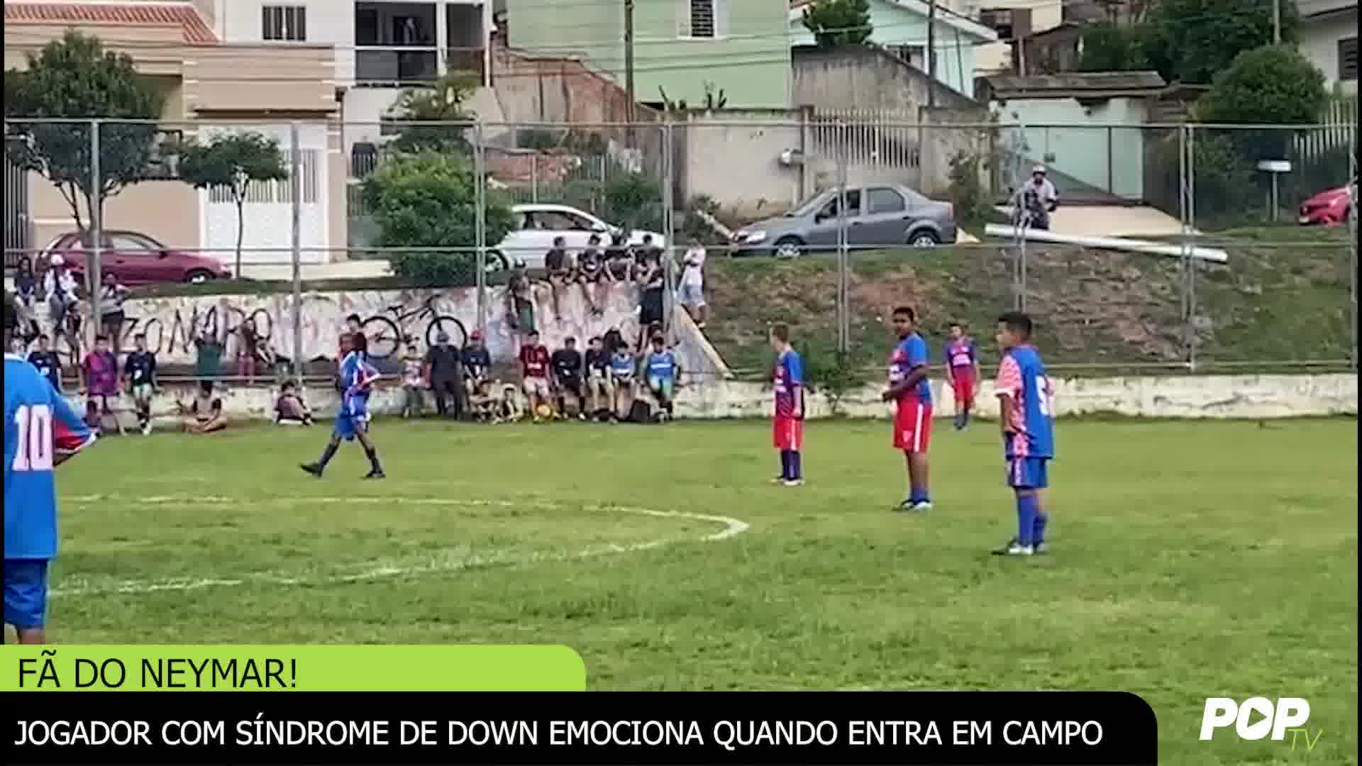 Jogador com Síndrome de Down emociona quando entra em campo