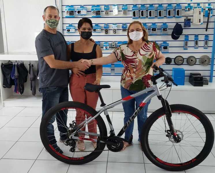 Líder comunitária entrega bicicleta para vencedora de rifa