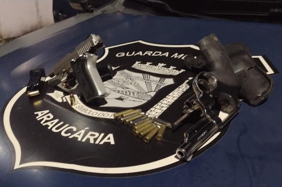 Guarda Municipal prende dupla e tira armas de circulação