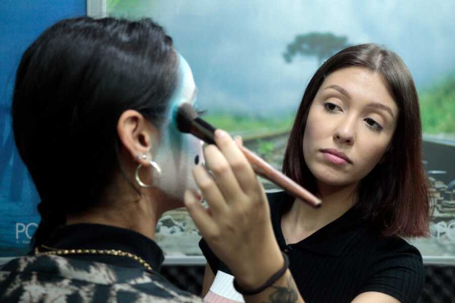 Araucariense faz sucesso com suas maquiagens artísticas