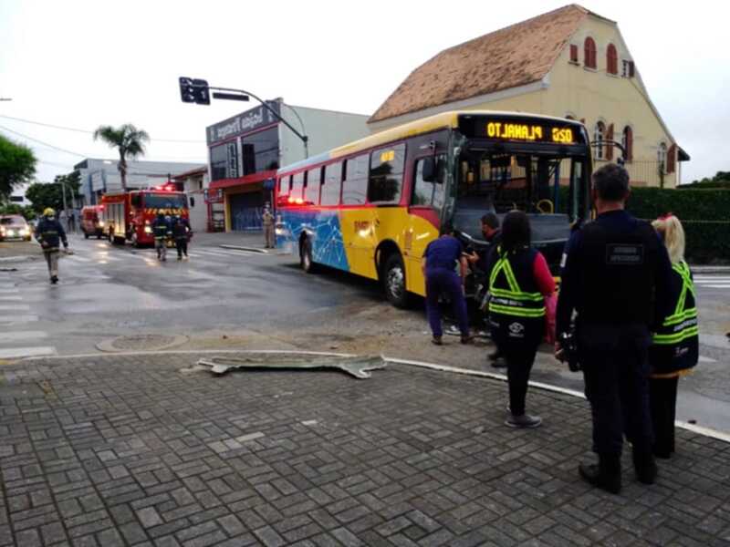Acidente entre dois ônibus do TRIAR deixa vários passageiros feridos na manhã desta 2ª feira