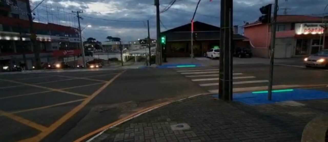 Semáforos agora têm temporizador para pedestres e luminosos no chão